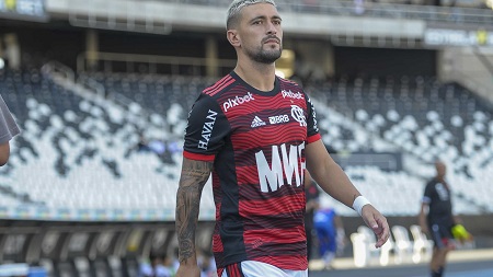 Arrascaeta decide no fim e Flamengo vira para cima do Atlético-MG