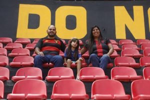 Alesson Silvestre costuma levar a esposa e a filha aos jogos do Sport. — Foto: G