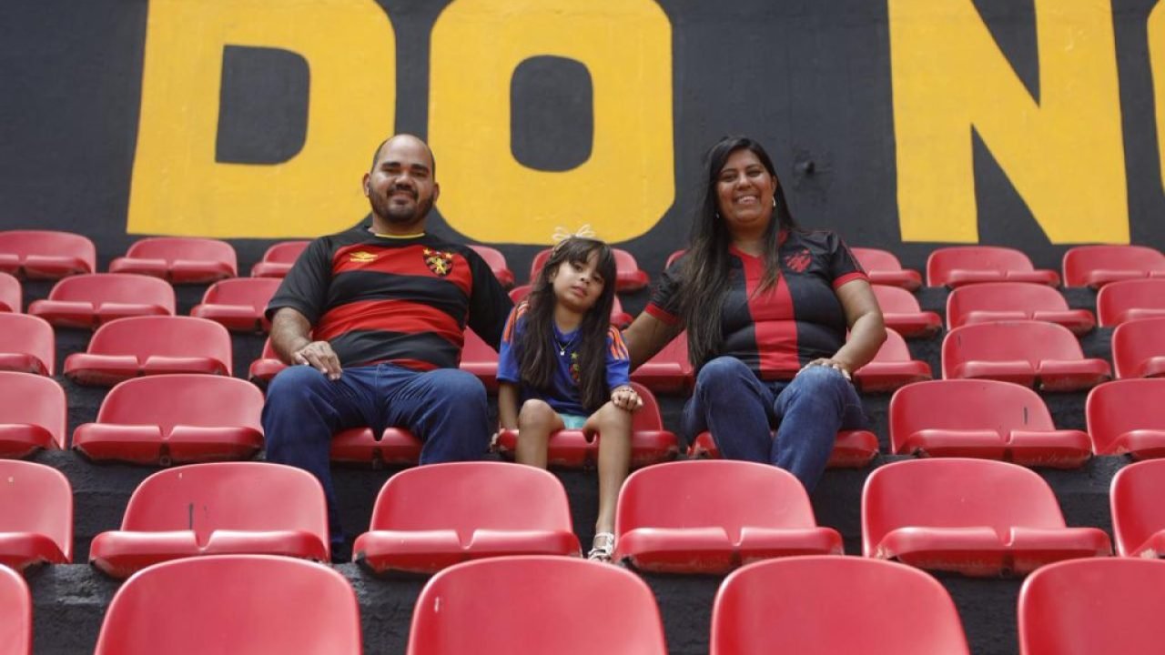 01.16-TA-NA-LEI-ESTADIOS-GCS-02-1024×683-1 Alesson Silvestre costuma levar a esposa e a filha aos jogos do Sport. — Foto: G