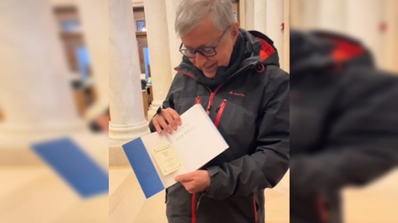 06a905f4-professor-da-unb-se-emociona-ao-ver-livro-dele-em-harvard