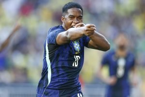 Imagem do atacante Endrick comemorando gol pela Seleção Brasileira — Foto: Image