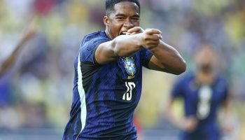 Imagem do atacante Endrick comemorando gol pela Seleção Brasileira — Foto: Image