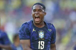 Imagem do atacante Endrick comemorando gol pela Seleção Brasileira — Foto: Image
