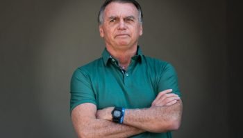 1757799380_Em-prisao-domiciliar-o-ex-presidente-Jair-Bolsonaro-cumpre-medida-restritiva-em-sua-residencia-em-Br