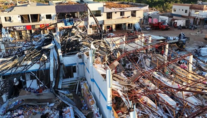 1762726870_Tornado-com-ventos-de-ate-250-kmh-devastou-o-municipio-de-Rio-Bonito-do-Iguacu-no-Parana.-Ao-menos-s.jpeg