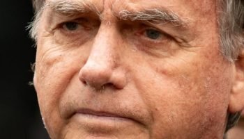 1763847918_Jair-Bolsonaro-deixou-o-Hospital-DF-Star-em-Brasilia-onde-realizou-um-pequeno-procedimento-dermatolo