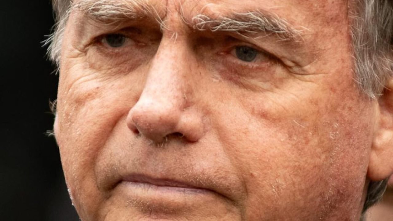 1763847918_Jair-Bolsonaro-deixou-o-Hospital-DF-Star-em-Brasilia-onde-realizou-um-pequeno-procedimento-dermatolo