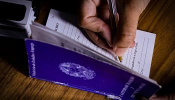 1764324610_300724-LF-Banco-de-imagem-Carteira-de-Trabalho-9-1