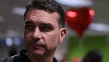 1765100914_Senador-Flavio-Bolsonaro-PL-RJ-acompanhada-pela-esposa-Fernanda-Figueira-fala-com-a-imprensa-ao-dese