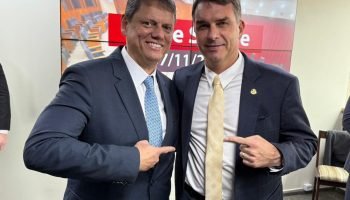 1765906706_Governador-Tarcisio-de-Freiras-e-o-senador-Flavio-Bolsonaro