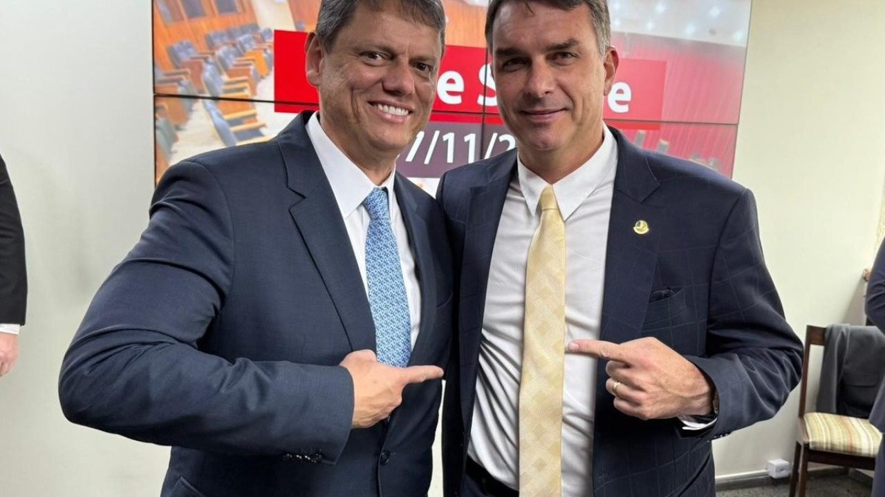 1765906706_Governador-Tarcisio-de-Freiras-e-o-senador-Flavio-Bolsonaro