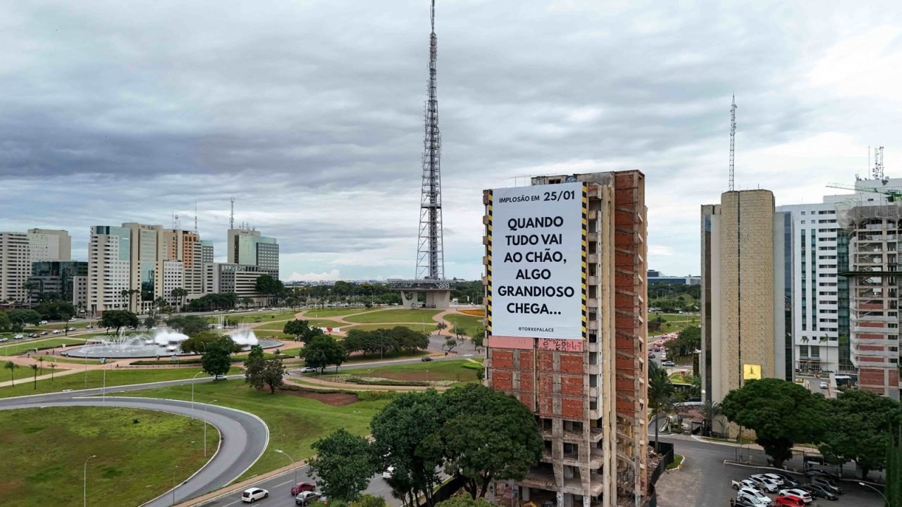 1769323761_4e0fee21-iconico-hotel-de-brasilia-o-torre-palace-do-df-sera-demolido-com-uso-de-165kg-de-explosivos