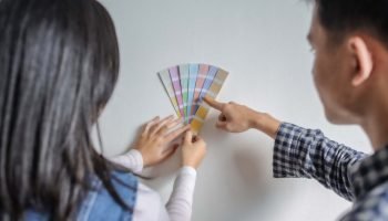 1_casal_decidindo_cor_da_paleta-36375051