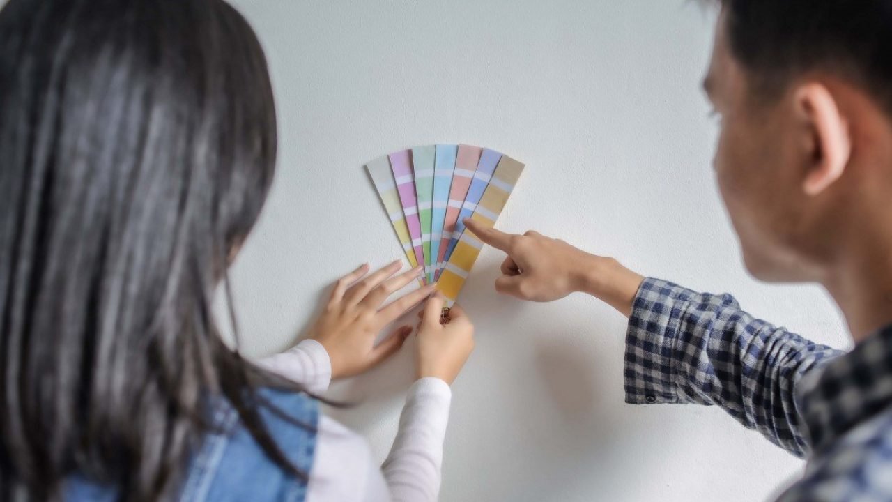 1_casal_decidindo_cor_da_paleta-36375051