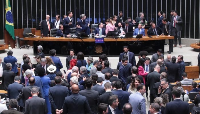 Câmara aprova proposta para reduzir pena de condenados por tentativa de golpe