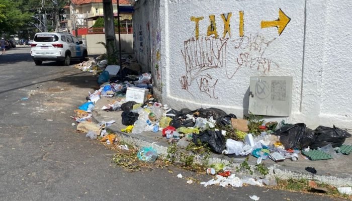 Descarte Irregular de Lixo Transforma Calçada nos Aflitos em Depósito