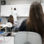 1_sala_de_aula_class_estudantes-26499307