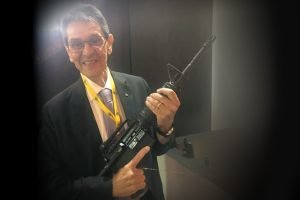 Foto: 1 de 1 Roberto Jefferson com um fuzil - Foto: Reprodução