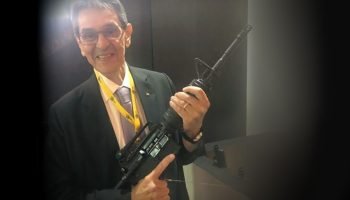 Foto: 1 de 1 Roberto Jefferson com um fuzil - Foto: Reprodução