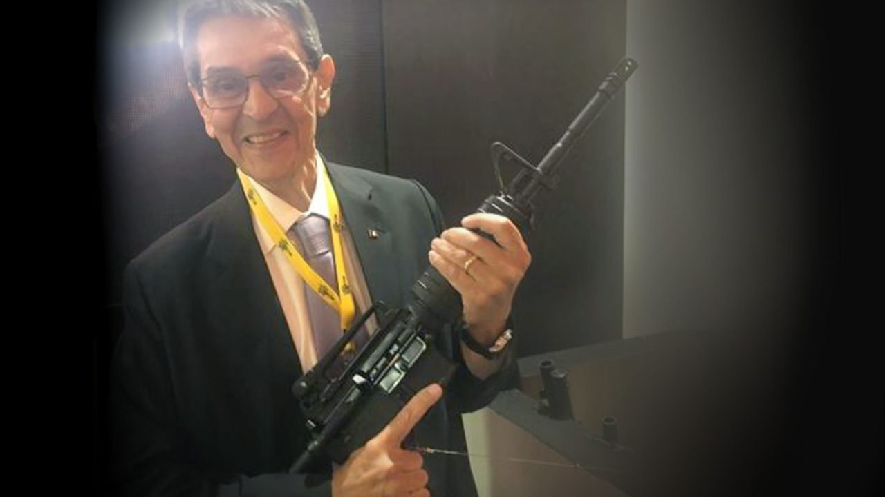 2-Roberto-Jefferson Foto: 1 de 1 Roberto Jefferson com um fuzil - Foto: Reprodução