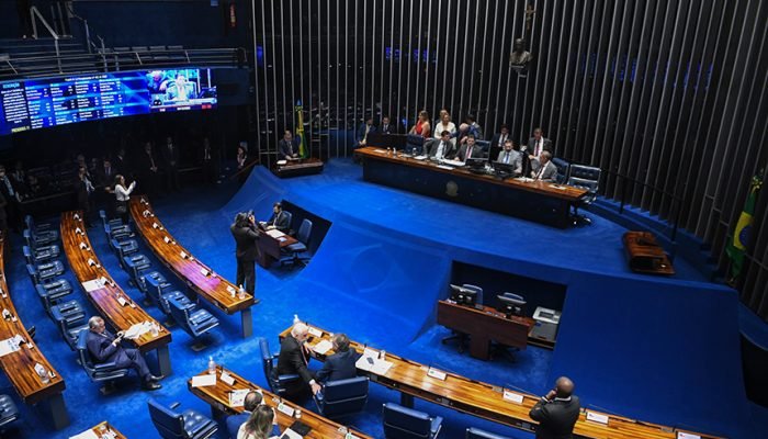 De olho no público virtual, discursos no Senado ficam mais curtos, aponta estudo