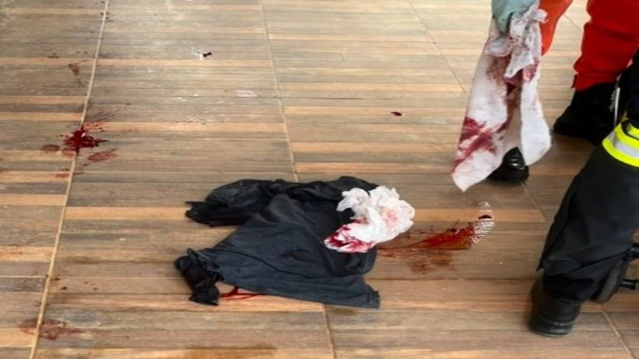 21b66690-roupa-suja-de-sangue