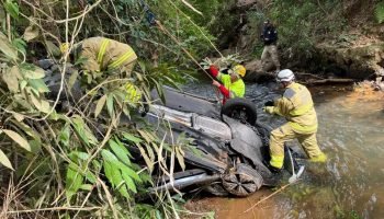 2442fbd2-quatro-morrem-apos-carro-sair-da-pista-e-cair-em-ribanceira-na-br-050