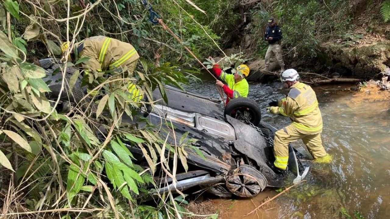 2442fbd2-quatro-morrem-apos-carro-sair-da-pista-e-cair-em-ribanceira-na-br-050