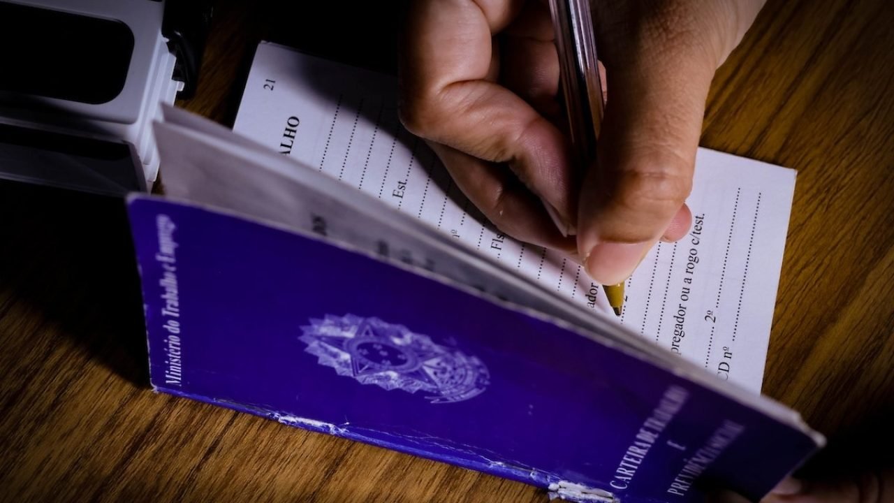 300724-LF-Banco-de-imagem-Carteira-de-Trabalho-9-1
