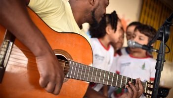 Projeto leva oficinas culturais a escolas do DF