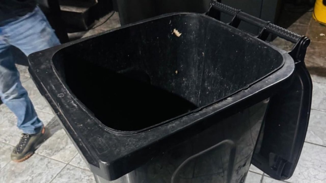 41a78eb2-lixeiras-eram-usadas-para-transportar-drogas-no-aeroporto