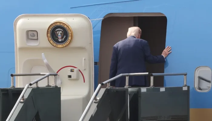 Avião de Trump que seguia para Davos sofre problema elétrico e regressa à base