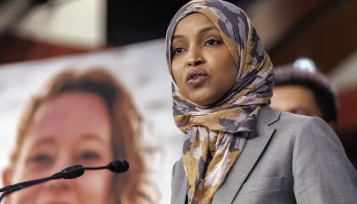 Congressista democrata é atingida por líquido em discurso em Minneapolis