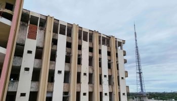 466180f1-iconico-hotel-de-brasilia-o-torre-palace-do-df-sera-demolido-com-uso-de-165kg-de-explosivos