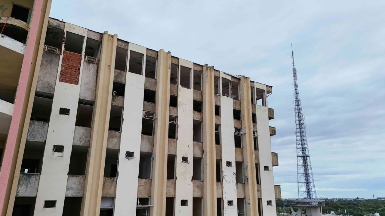 466180f1-iconico-hotel-de-brasilia-o-torre-palace-do-df-sera-demolido-com-uso-de-165kg-de-explosivos