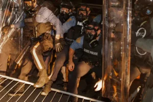 Centro de detenção de imigrantes em New Jersey é palco de confrontos — Foto: Cen