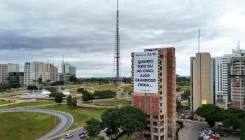 4e0fee21-iconico-hotel-de-brasilia-o-torre-palace-do-df-sera-demolido-com-uso-de-165kg-de-explosivos