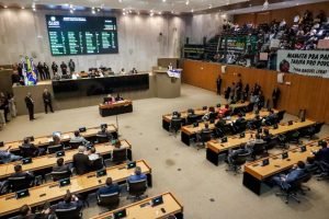 Parlamento em meio a protestos. — Foto: Roberto Soares