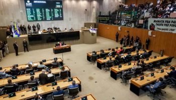 Parlamento em meio a protestos. — Foto: Roberto Soares