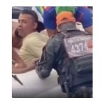 Policiais militares algemam homem dentro de lancha no Rio Capibaribe após denúnc