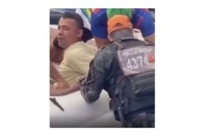 Policiais militares algemam homem dentro de lancha no Rio Capibaribe após denúnc