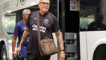 Hélio dos Anjos em ação no comando do Náutico — Foto: Facebook