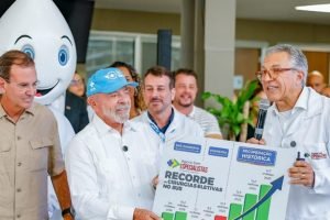 O presidente da República, Luiz Inácio Lula da Silva (cent.), durante a inaugura