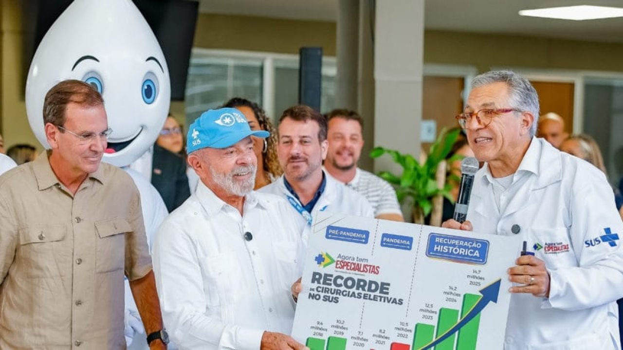 O presidente da República, Luiz Inácio Lula da Silva (cent.), durante a inaugura