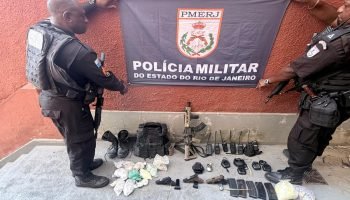 5b142540-informacao-anonima-do-disque-denuncia-niteroi-leva-pm-a-libertar-refens-e-apreender-fuzil-e
