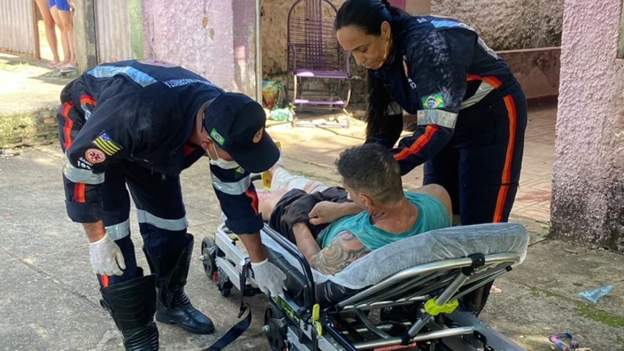 5ca611a3-pai-ameaca-bebe-acaba-alvejado-perna