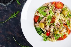 Salada de macarrão crocante e dourada com atum e legumes frescos — Foto: 1 de 1