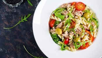 Salada de macarrão crocante e dourada com atum e legumes frescos — Foto: 1 de 1