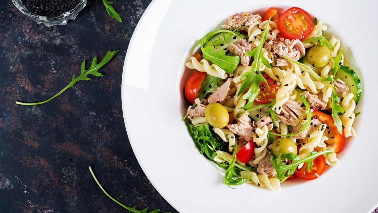 Salada de macarrão crocante e dourada com atum e legumes frescos — Foto: 1 de 1
