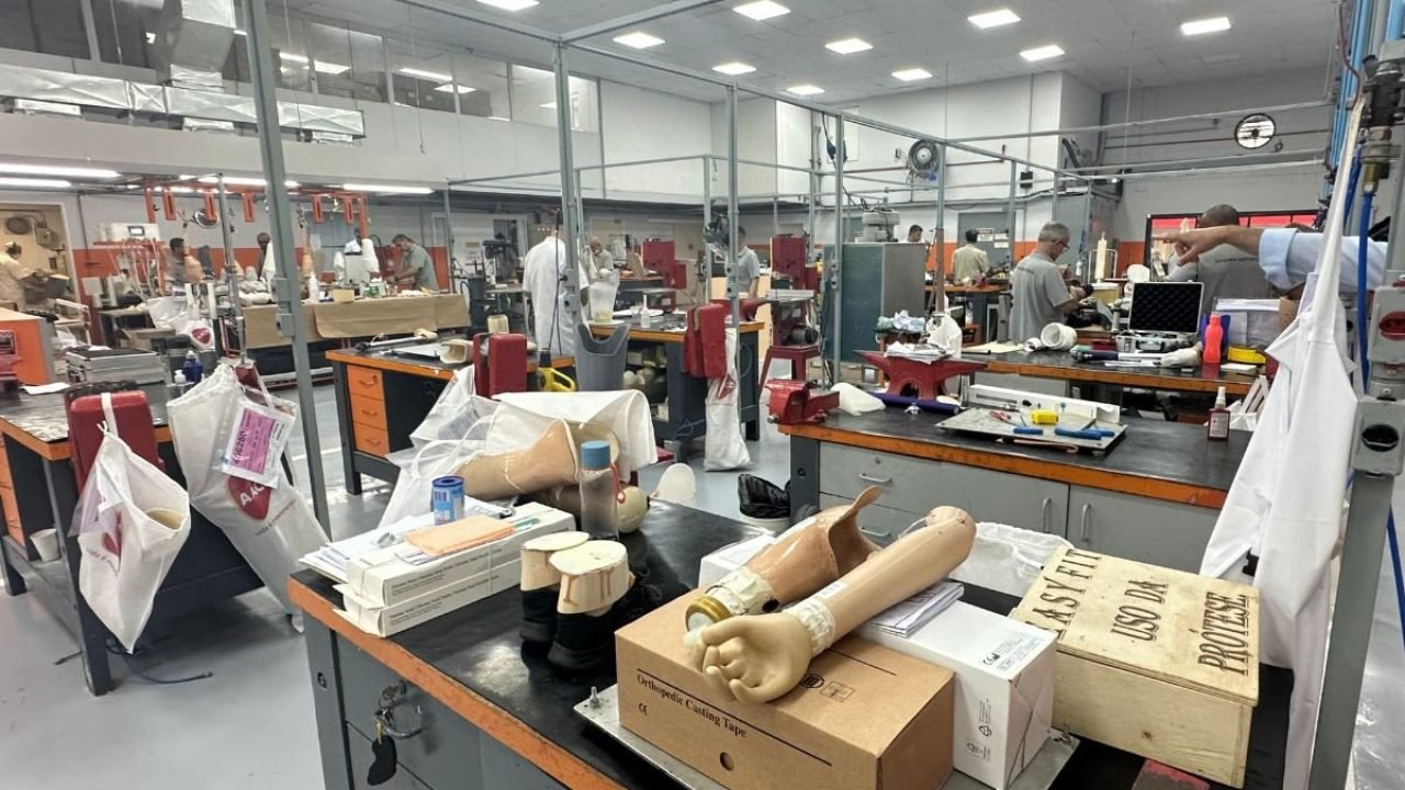 8884213c-saiba-como-funciona-a-maior-oficina-de-proteses-de-sao-paulo